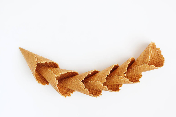 Vários cones de waffle forrado em torre, sorriso, ou mesmo linha, vie superior
 - Foto, Imagem