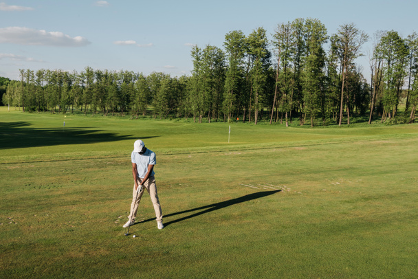 Mann spielt Golf  - Foto, Bild