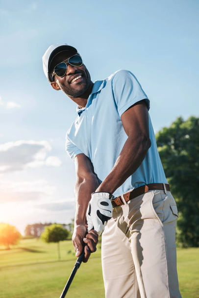 Hombre jugando al golf
  - Foto, Imagen