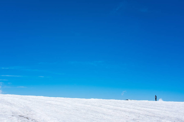 trekking hombre en montaña de nieve
  - Foto, Imagen