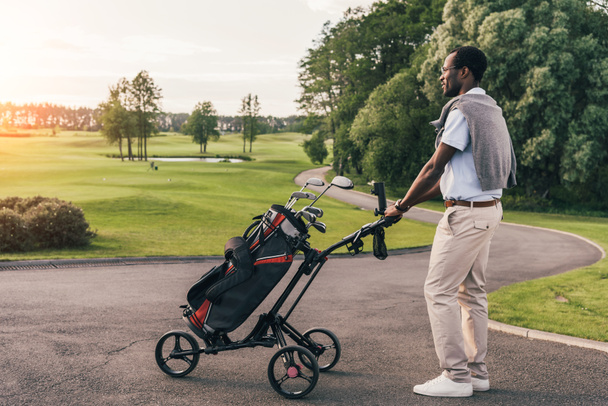 Mann mit Golfschläger in Tasche  - Foto, Bild