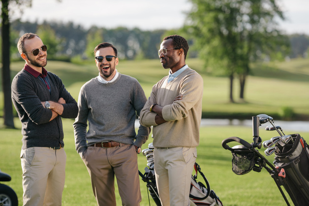 Golfaajat golfkentällä
  - Valokuva, kuva