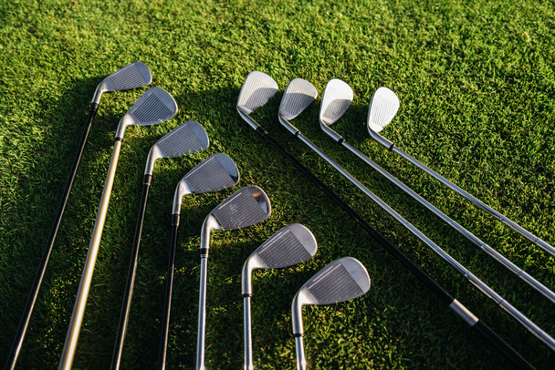 Golf clubs on grass - Фото, зображення