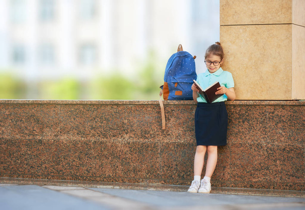 Girl with backpack - 写真・画像