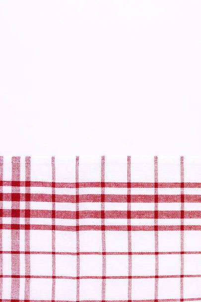 rotes Tuch, ein Küchentuch mit kariertem Muster, auf einem weißen  - Foto, Bild