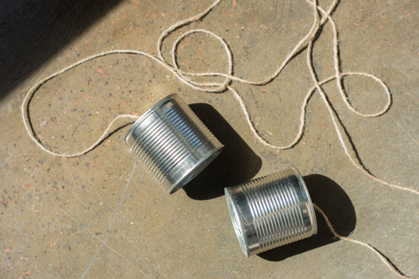 latas de alumínio conectadas com corda
 - Foto, Imagem