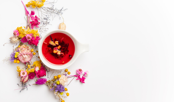  Tee aus roten Früchten im Yuccie-Stil  - Foto, Bild