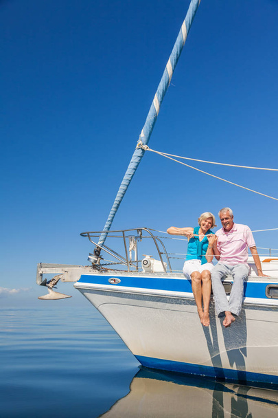 Gelukkige Senior paar zitten aan de zijkant van een zeilboot - Foto, afbeelding