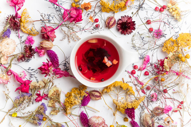 Xícara de chá de frutas orgânicas e ervas
 - Foto, Imagem