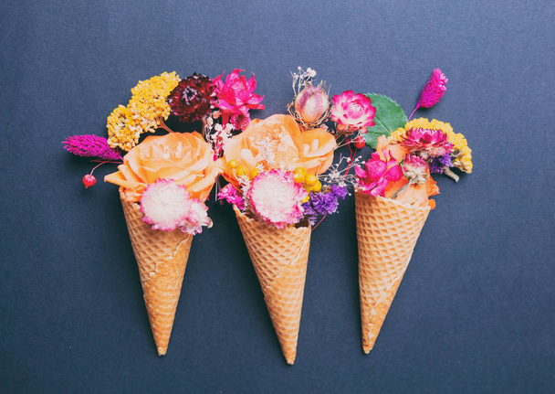 Flowers in waffle ice-cream cones - Fotoğraf, Görsel