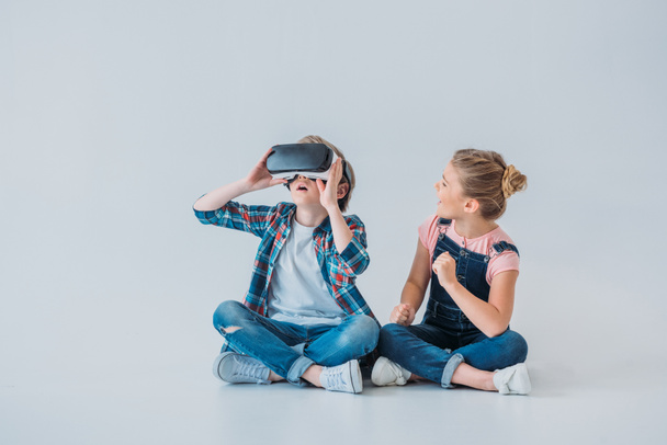 kids using virtual reality headset - Foto, immagini