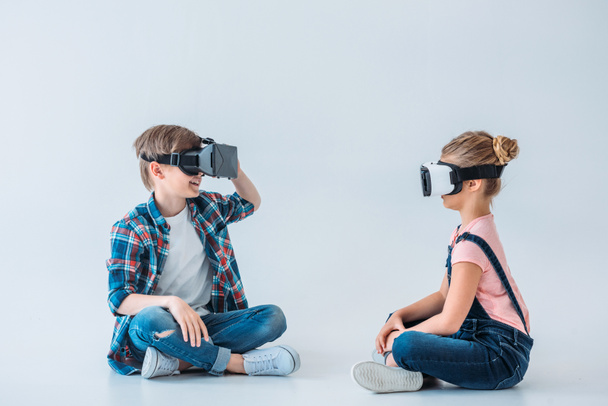 children using virtual reality headsets - Foto, afbeelding
