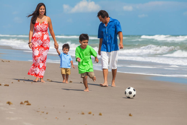 Mãe Pai Pais Menino Crianças Família Praia Futebol Futebol
 - Foto, Imagem
