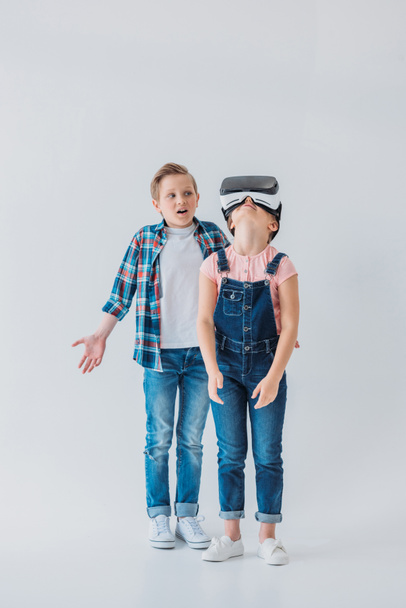 kids using virtual reality headset - Фото, зображення
