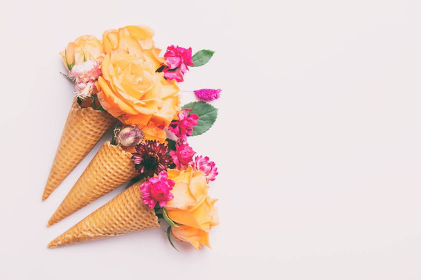 Roses in waffle cones and petals - Foto, imagen