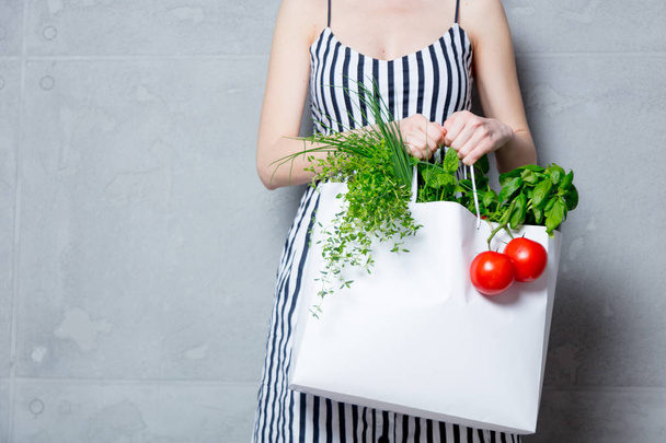 Frau hält Tüte mit Gemüse - Foto, Bild