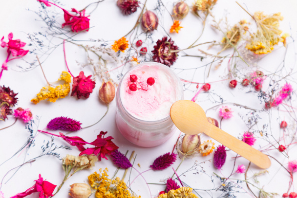 Crème organische cosmetica met kruiden - Foto, afbeelding