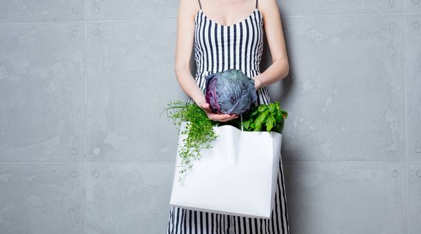 Kobieta gospodarstwa torba z warzywami - Zdjęcie, obraz