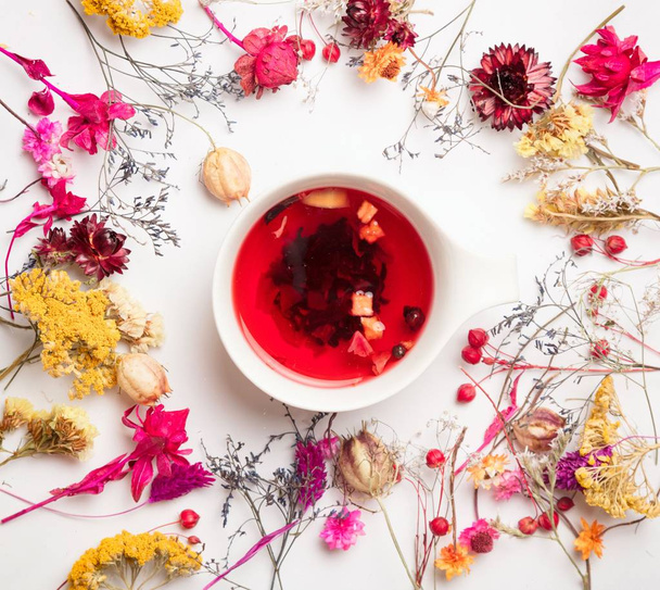  Tee aus roten Früchten im Yuccie-Stil  - Foto, Bild