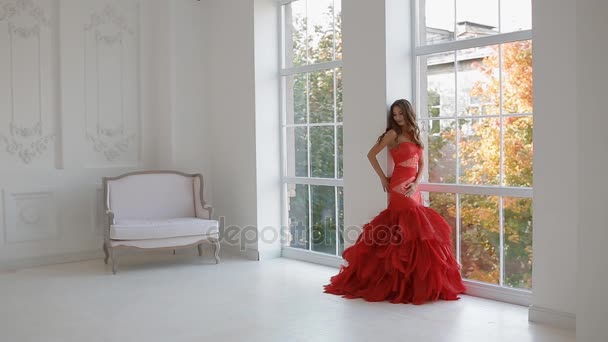 Gergeous γυναίκας με κόκκινο φόρεμα που θέτουν σε στούντιο. - Πλάνα, βίντεο