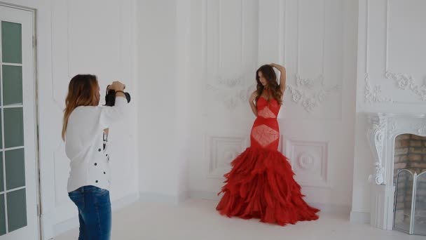 Preciosa mujer en vestido rojo posando en el estudio
. - Metraje, vídeo