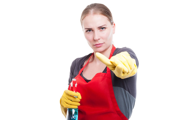 Femme de ménage sérieuse avec spray nettoyant ne faisant aucun signe
 - Photo, image