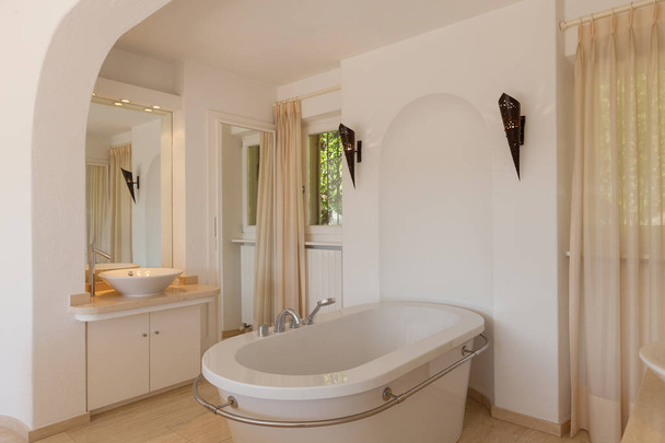 Элегантная спальня с ванной
 - Фото, изображение