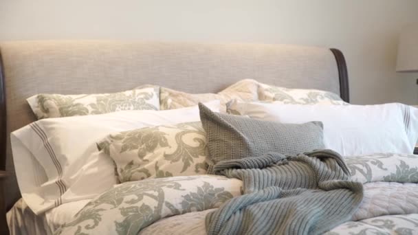 elegante dormitorio de diseño interior con almohadas blancas en la cama
 - Imágenes, Vídeo