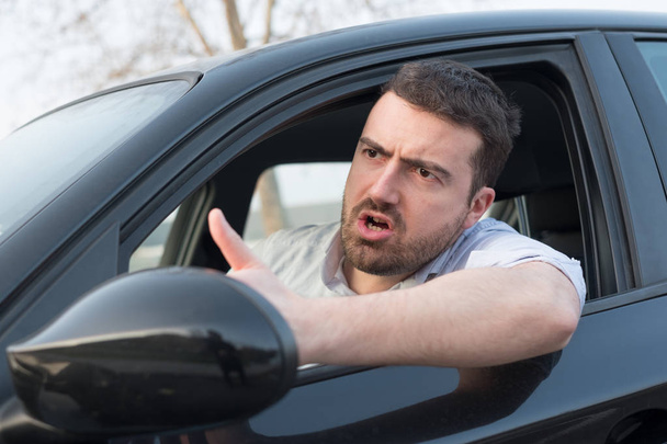 Unhöflicher Mann fährt Auto und streitet - Foto, Bild