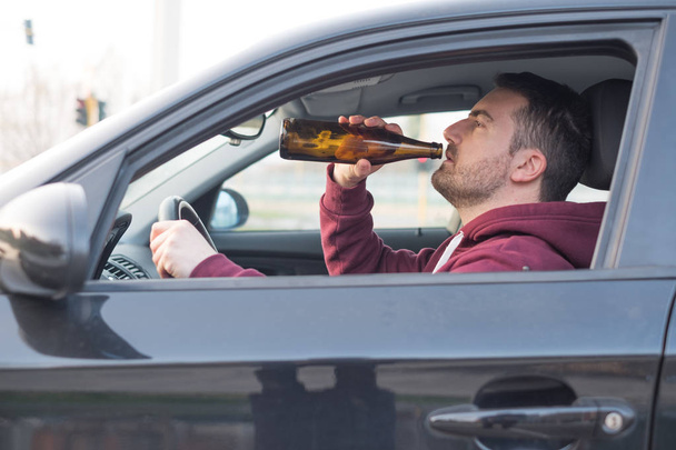 Betrunkener fährt Auto und trinkt - Foto, Bild