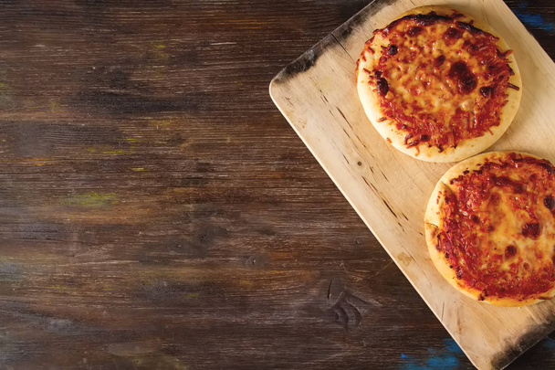 Mini margarita pizza. Italian food. Simple background. Fast food - Foto, imagen