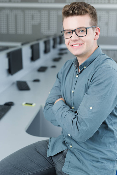 college student in computer lab - Foto, afbeelding