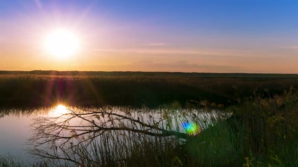 4k. Piękny zachód słońca krajobraz z stream, chmury i słońce. Upływ czasu bez ptaków - Materiał filmowy, wideo