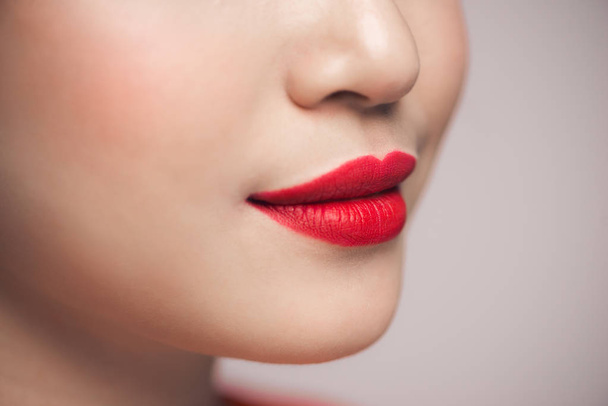 labios femeninos con lápiz labial rojo - Foto, Imagen