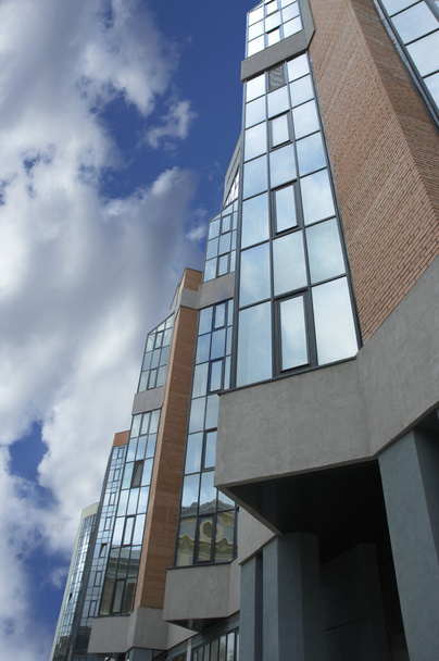 Bürogebäude über blauem Himmel - Foto, Bild