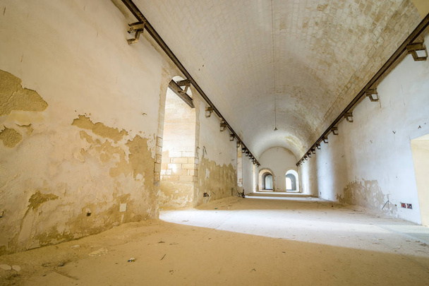 Długi korytarz w opuszczonej fortecy - Zdjęcie, obraz