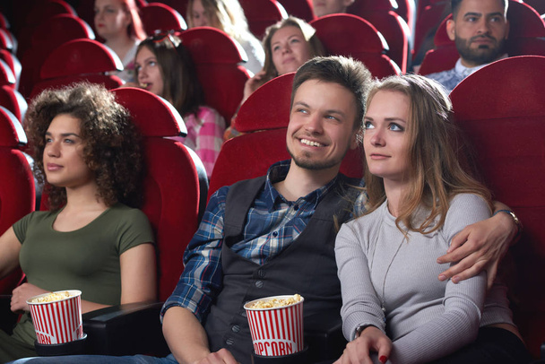 Gruppe von Menschen genießen Film im Kino - Foto, Bild