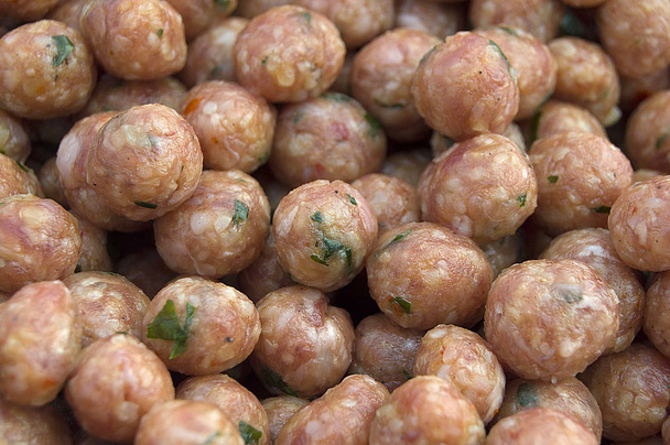 Speciale afgeronde stukken vlees voor het maken van Turkse stijl sappige gehaktballen foto's van kleine gehaktballetjes wachten om te worden juicy soep - Foto, afbeelding