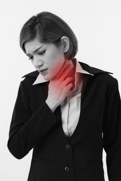 деловая женщина, страдающая от боли в горле, гриппа, болезни, офисного синдрома, переутомления
 - Фото, изображение