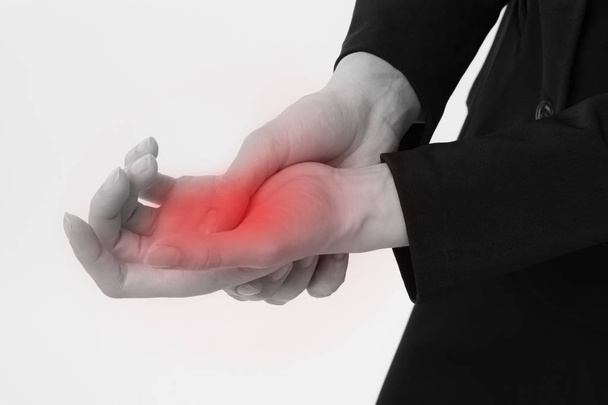 Geschäftsfrau leidet an Hand- oder Handgelenksverletzungen, Arthritis, Gicht - Foto, Bild
