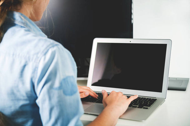 Женщина работает на ноутбуке в домашнем офисе фрилансер концепции
 - Фото, изображение