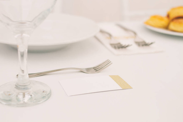 détail d'une table de mariage ou de restaurant avec carte de nom
 - Photo, image