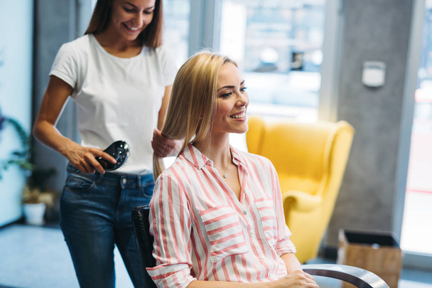 young woman getting haircut - Foto, Bild