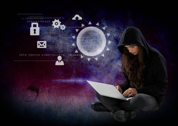 Mulher hacker usando um laptop
  - Foto, Imagem