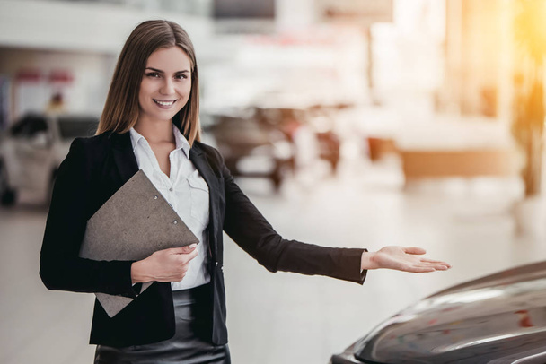 Salesperson at car dealership - Foto, Imagem