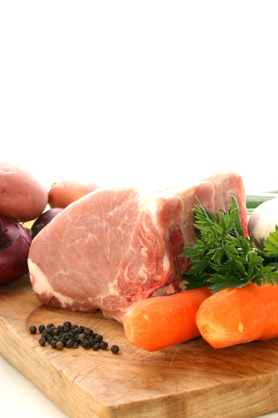 varkensvlees roll en groenten te maken een maaltijd - Foto, afbeelding