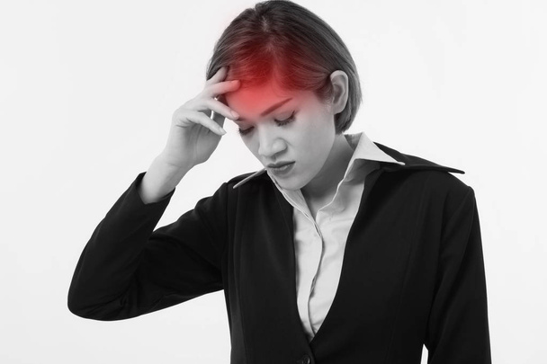 ziek, ziek, vermoeid, stressvolle zakenvrouw lijdt aan hoofdpijn - Foto, afbeelding