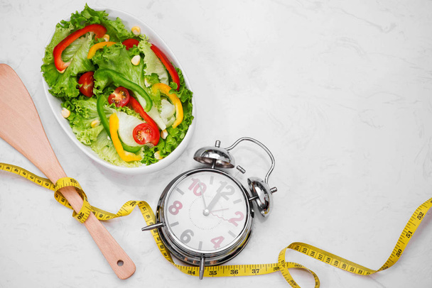 Frischer Salat, Maßband und Uhr - Foto, Bild
