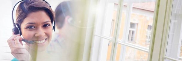Müşteri hizmet görevlileri ile parlak pencere arka plan ile kulaklıklar - Fotoğraf, Görsel
