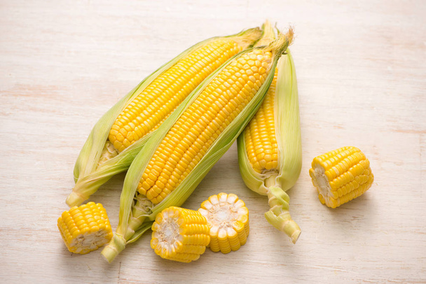 Tuoreet maissintähkät
 - Valokuva, kuva